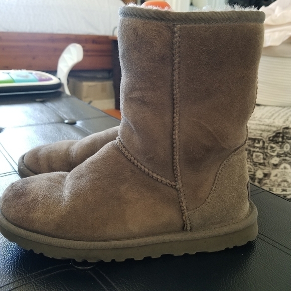 Ugg | Classic Short Boots - Picture 1 of 8